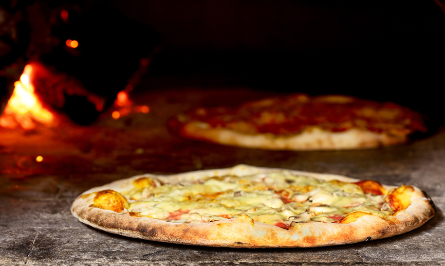 Résultat de recherche d'images pour "pizza 4 fromages feu de bois"